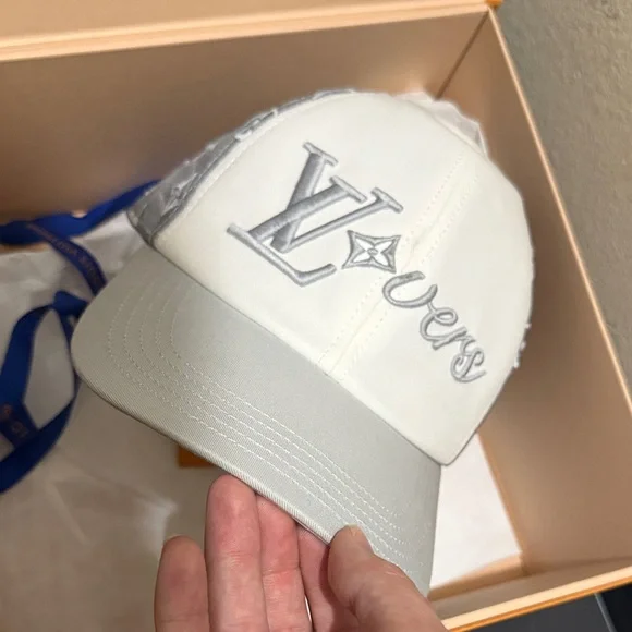 Louis Vuitton Gray and white Monogram Cap - Picture 4 of 10